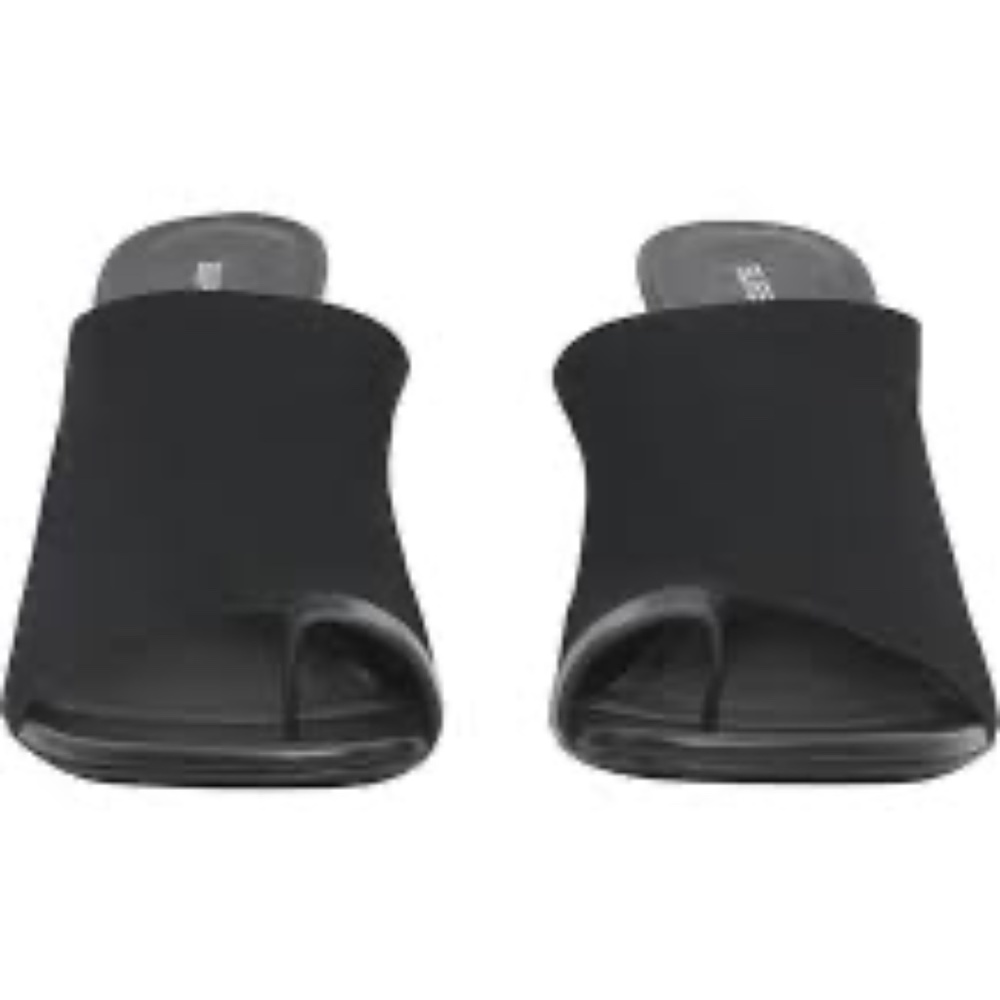 Burberry Tallia Toe Loop Leather Sandal (Women)
Size 8US / 38EU, BLACK